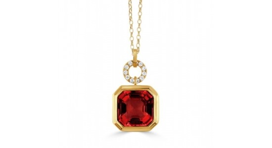 a yellow gold pendant necklace featuring a princess cut garnet