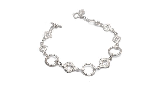 a white gold chain bracelet with links of alternating shapes