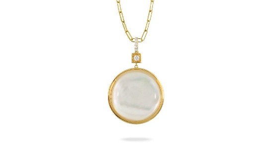 a yellow gold circle necklace featuring mother of pearl